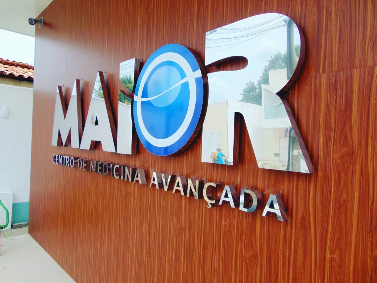 Logo do Hospital MAIOR na fachada
