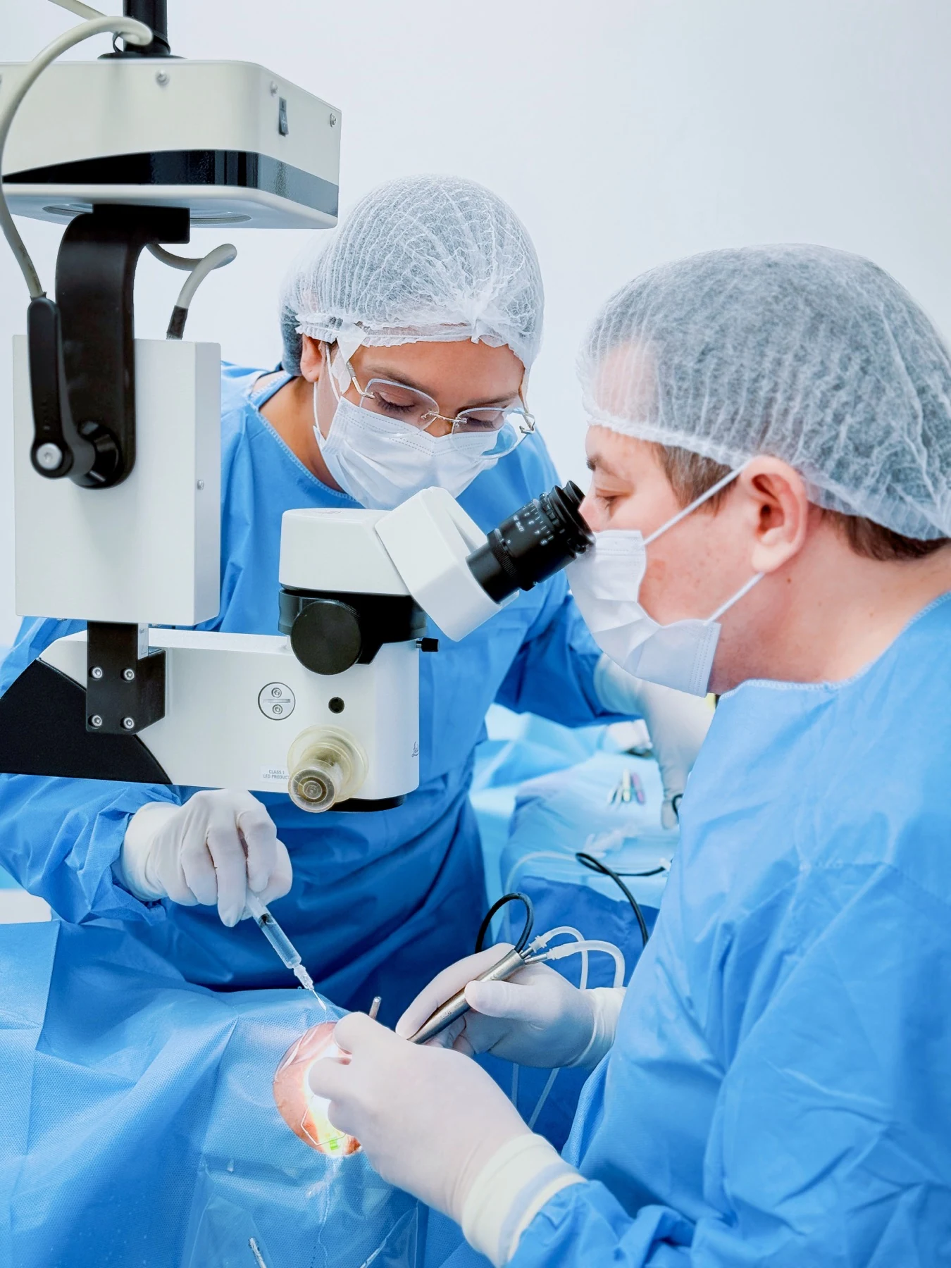 Equipe realizando cirurgia oftalmológica
